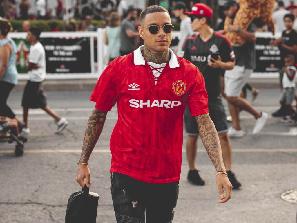 Áo bóng đá có thiết kế street style đầy ấn tượng