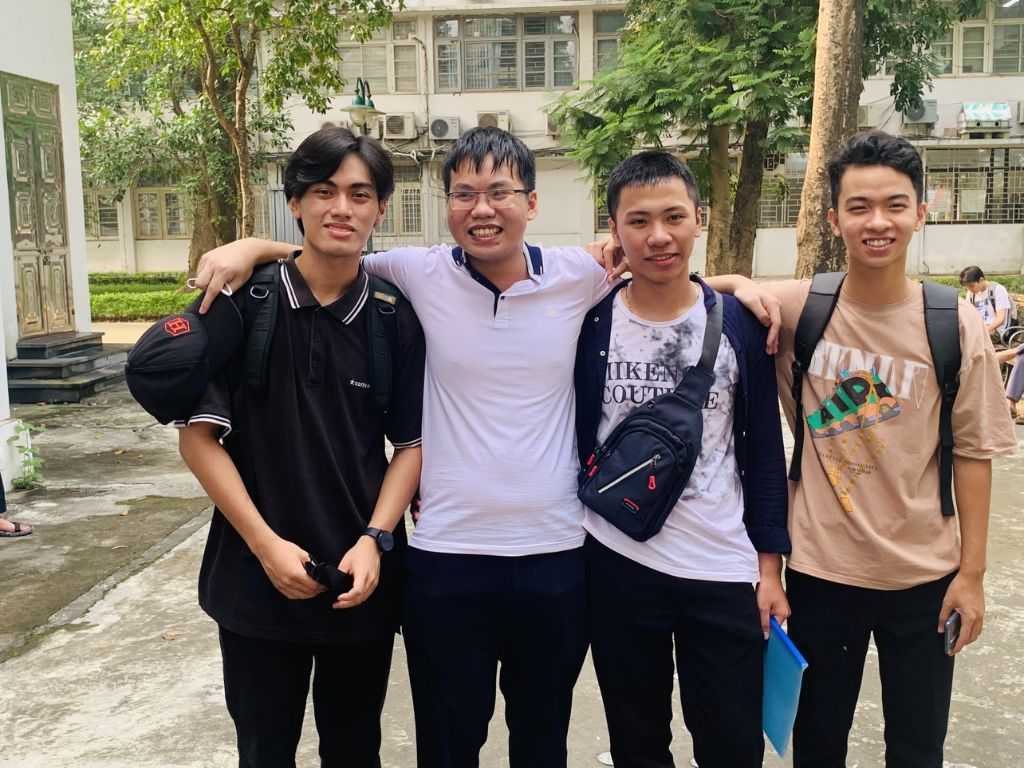 Bao gồm các loại áo như áo thun cổ tròn được sử dụng phổ biến