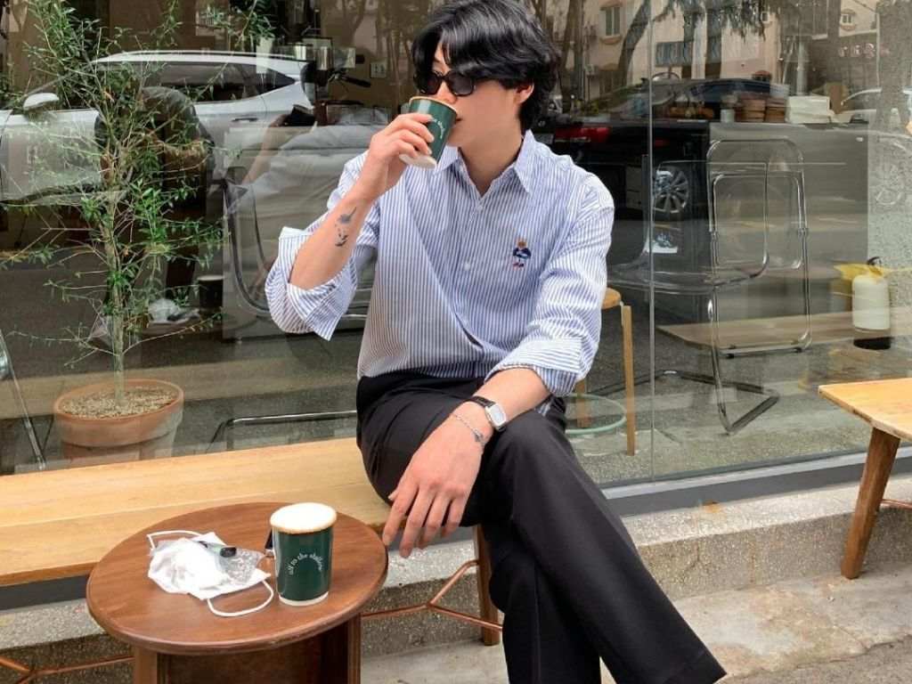 Bạn hãy sắm vài chiếc áo sơ mi với màu sắc cơ bản như trắng