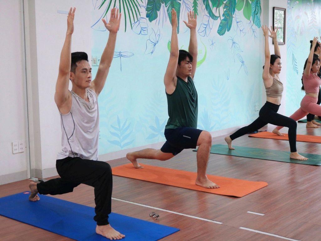 Áo thun hoặc tank top được làm từ chất liệu mềm mại