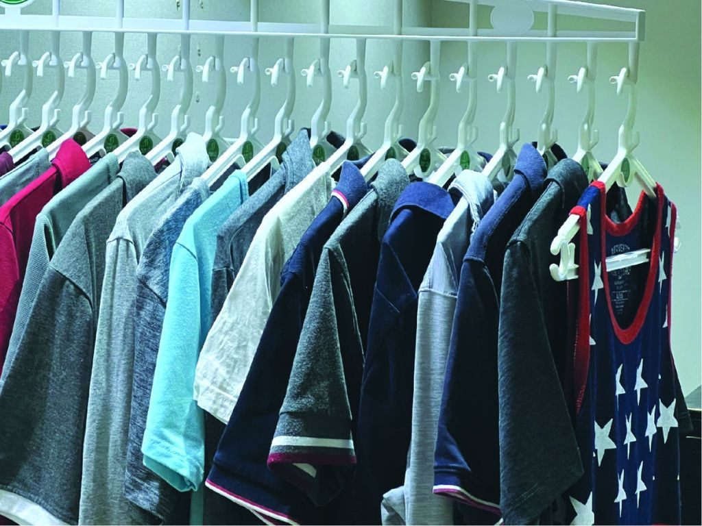 Bạn nên phơi quần áo với móc treo đồ