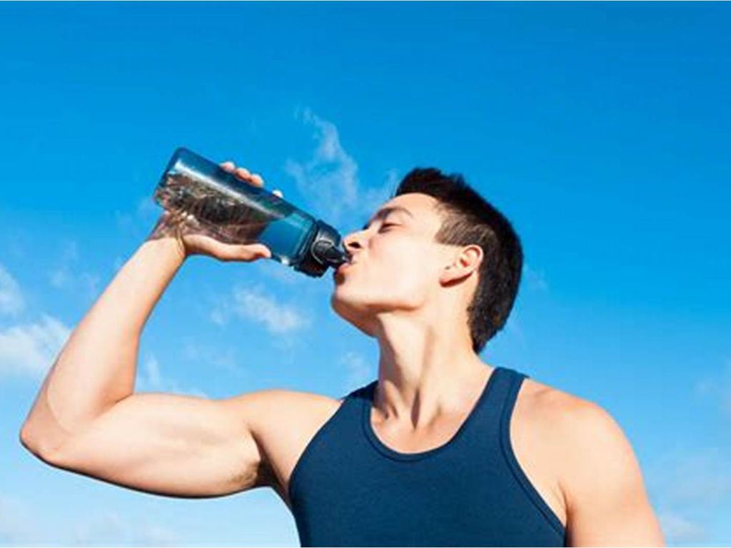 Bạn hãy uống đủ nước trước, trong và sau khi tập luyện để bù đắp lượng nước