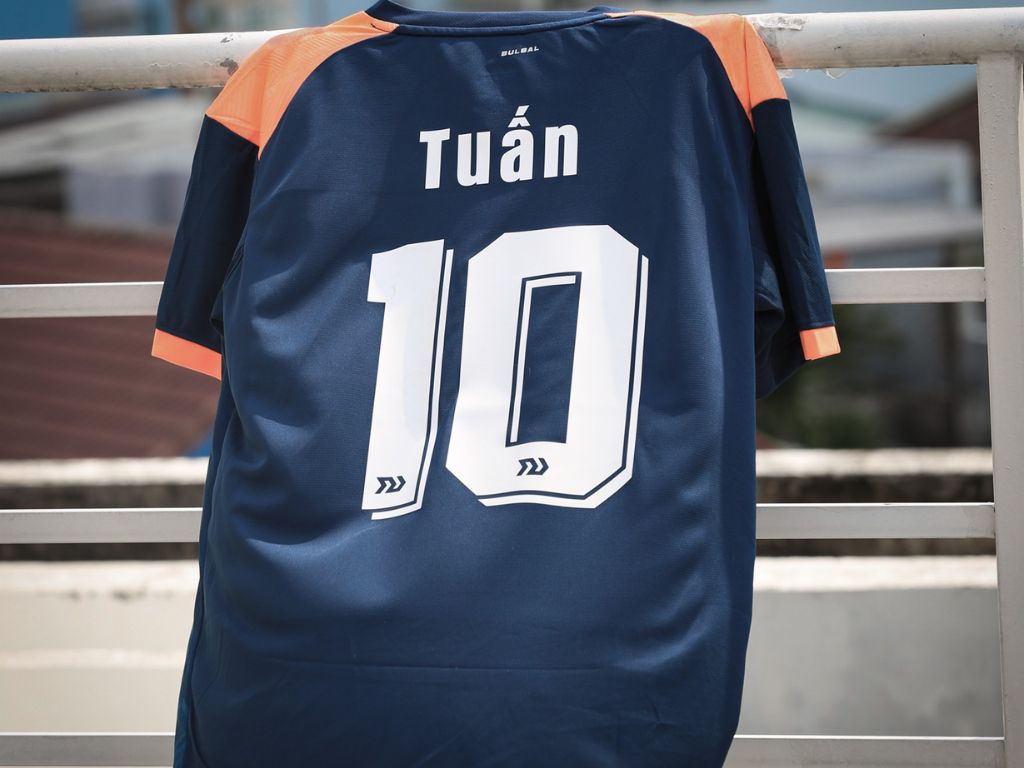 Áo giúp bạn dễ dàng kết nối với các thành viên trong đội và cả đối thủ, khán giả