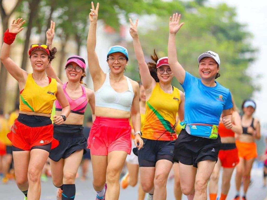 Form đồ thường rộng rãi hoặc ôm vừa vặn cơ thể bạn