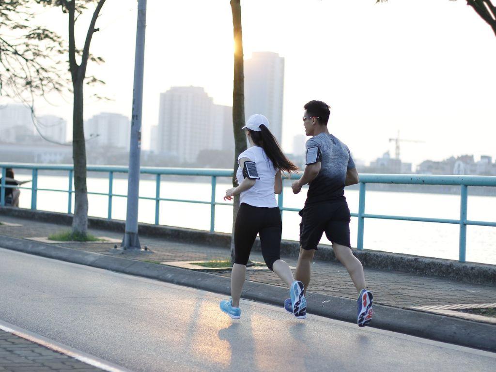 Áo thun và áo polo là những item cơ bản và dễ dàng bắt gặp