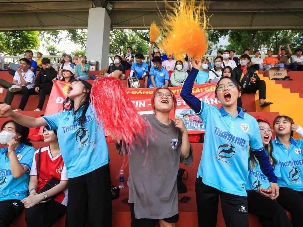 Bạn nên chọn trang phục mang màu sắc đặc trưng của đội nhà