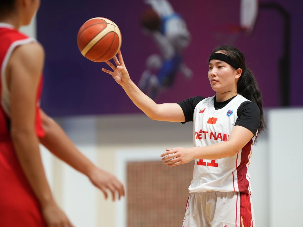 Áo có tay rõ ràng mang lại sự kín đáo hơn cho phần vai và cánh tay