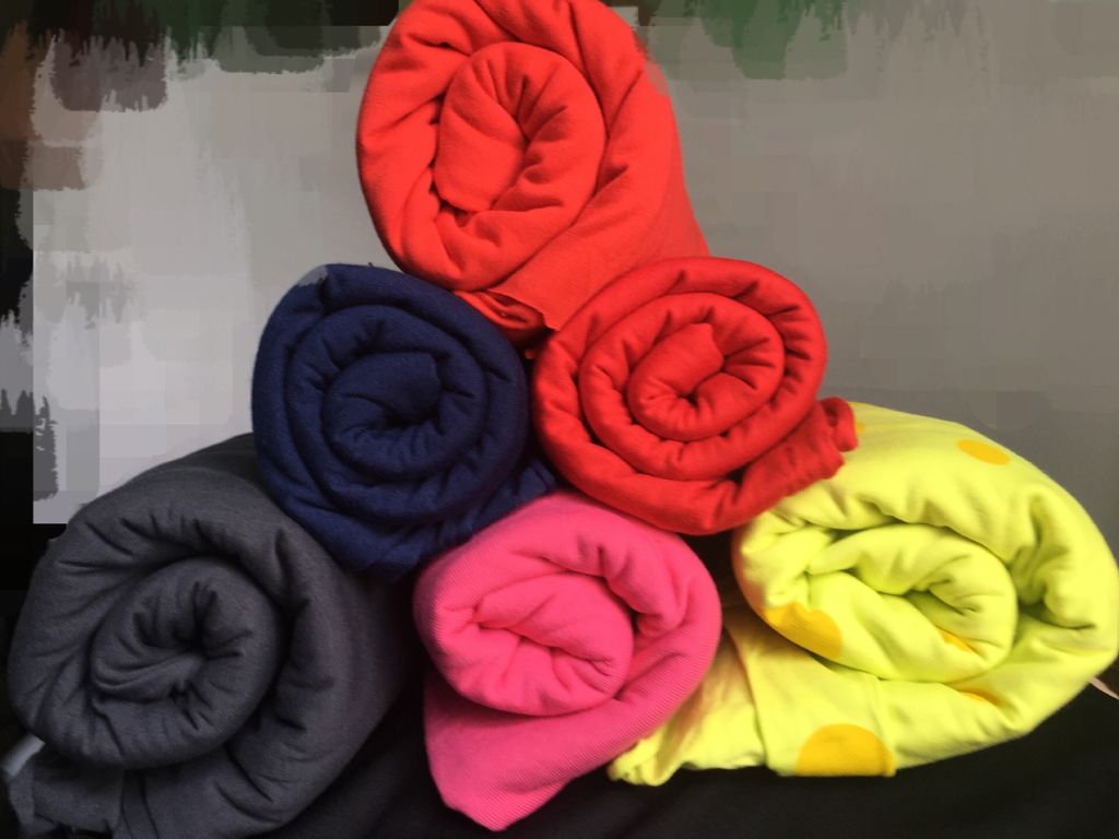 Tuyệt đối nên tránh vải cotton 100% vì loại vải này giữ mồ hôi của bạn