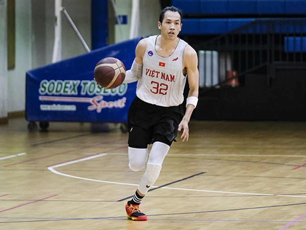 Màu sắc thường là các gam mạnh mẽ, nam tính hoặc màu đặc trưng