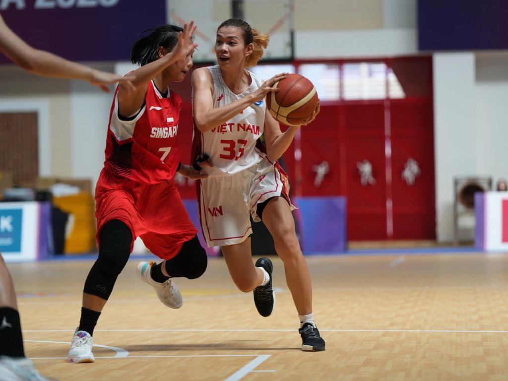 Quần short bóng rổ nữ thường có xu hướng ngắn hơn quần nam