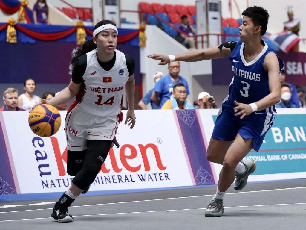 Đế giày phải bám trên bề mặt sân, giúp bạn thực hiện động tác khó