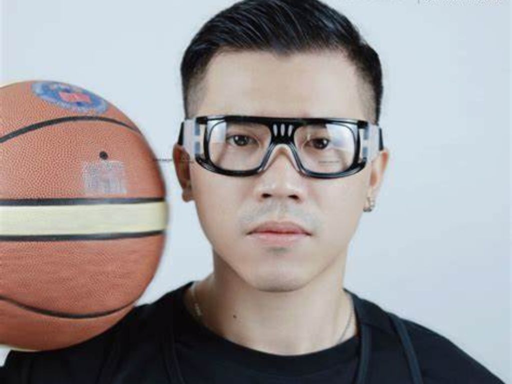 Đối với những người chơi bóng rổ có tật khúc xạ thì nên đeo kính