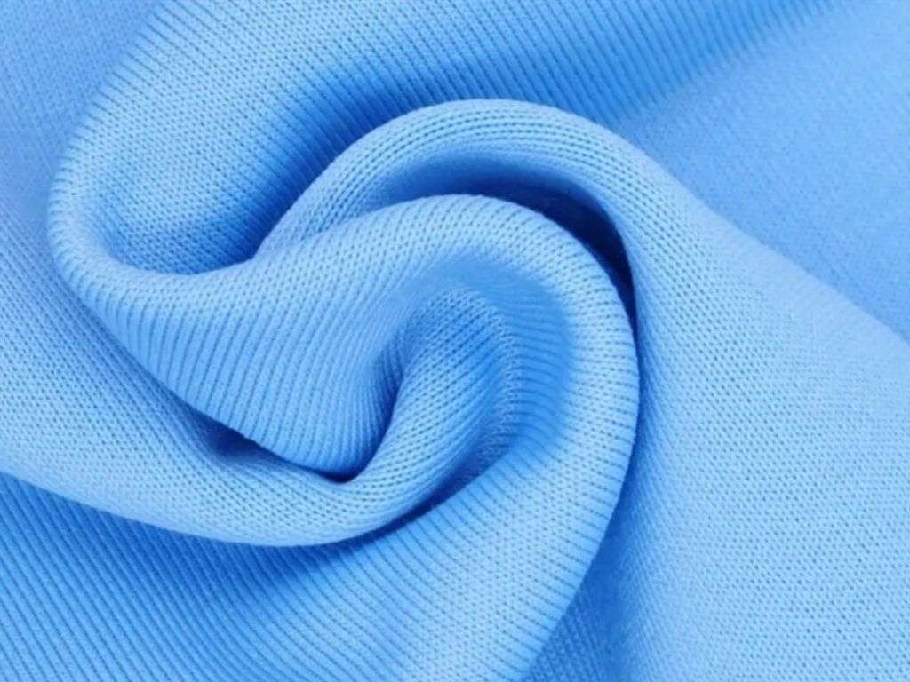 Quần áo chơi bóng rổ được làm từ chất liệu co giãn tốt