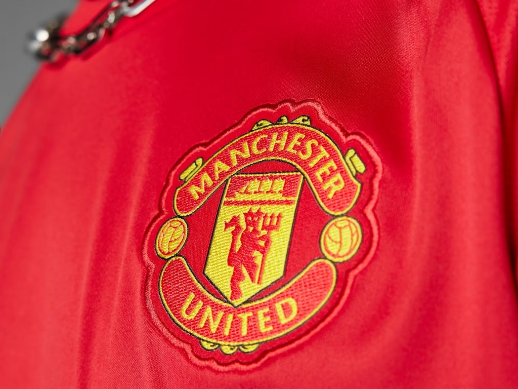 Logo trên áo đấu CLB Manchester United được thêu sắc nét