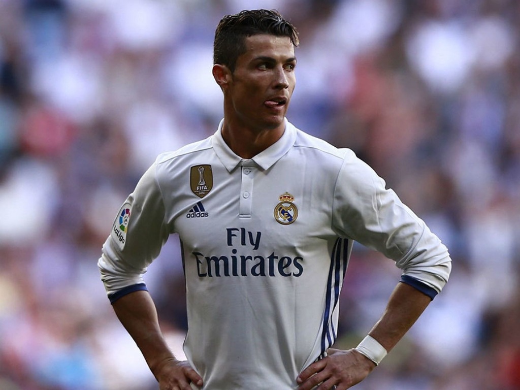 Áo bóng đá CLB Real Madrid có thiết kế tối giản hiện đại