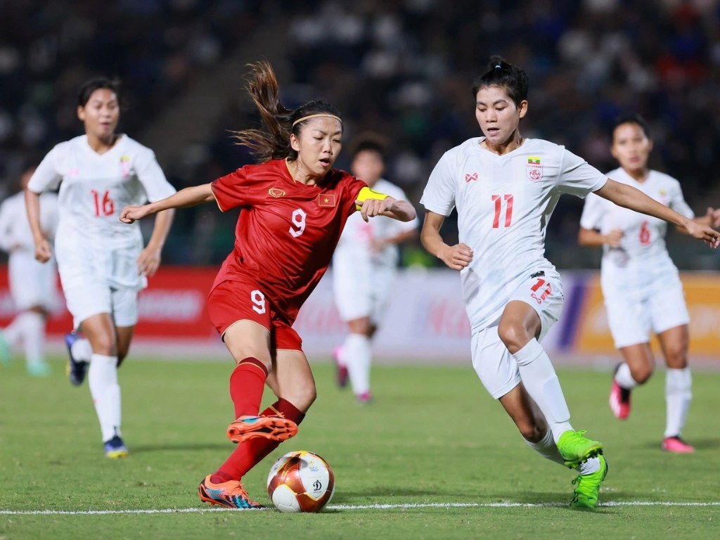 Việc chọn áo đá bóng nữ chuyên biệt giúp nữ cầu thủ thoải mái vận động trên sân cỏ