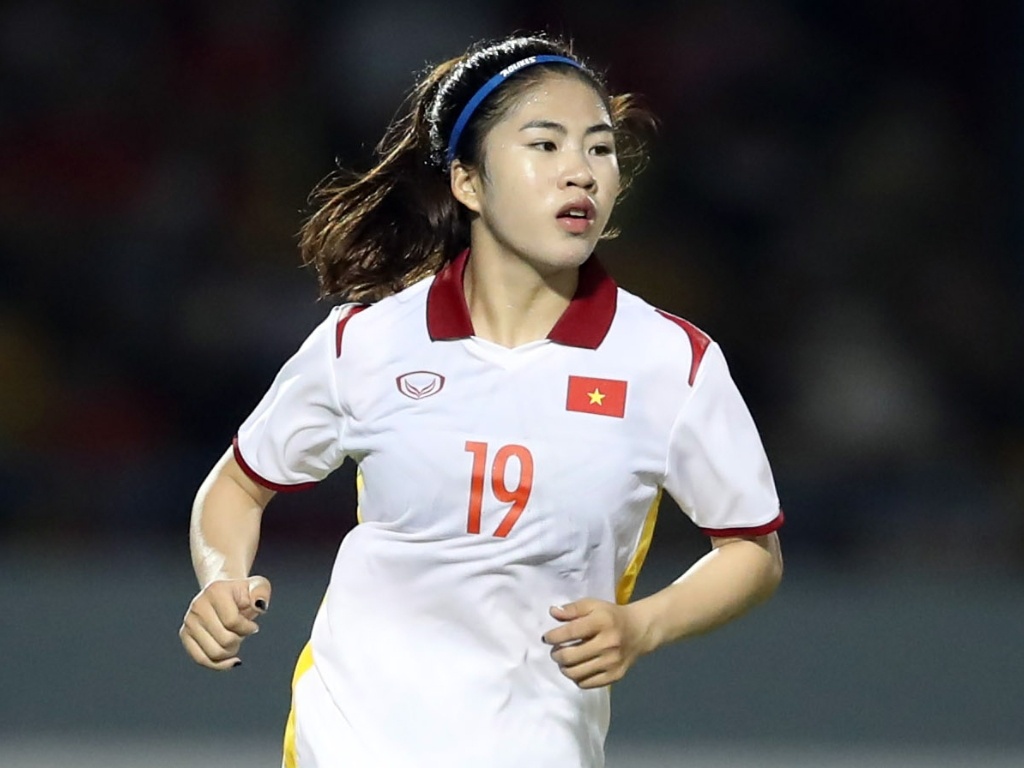 Tiền đạo Thanh Nhã thường xuyên dùng băng đô để đảm bảo tầm nhìn khi thi đấu