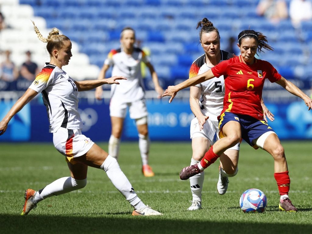 Bộ đồ đá banh nữ cần được thiết kế riêng để phù hợp với vóc dáng của cầu thủ nữ