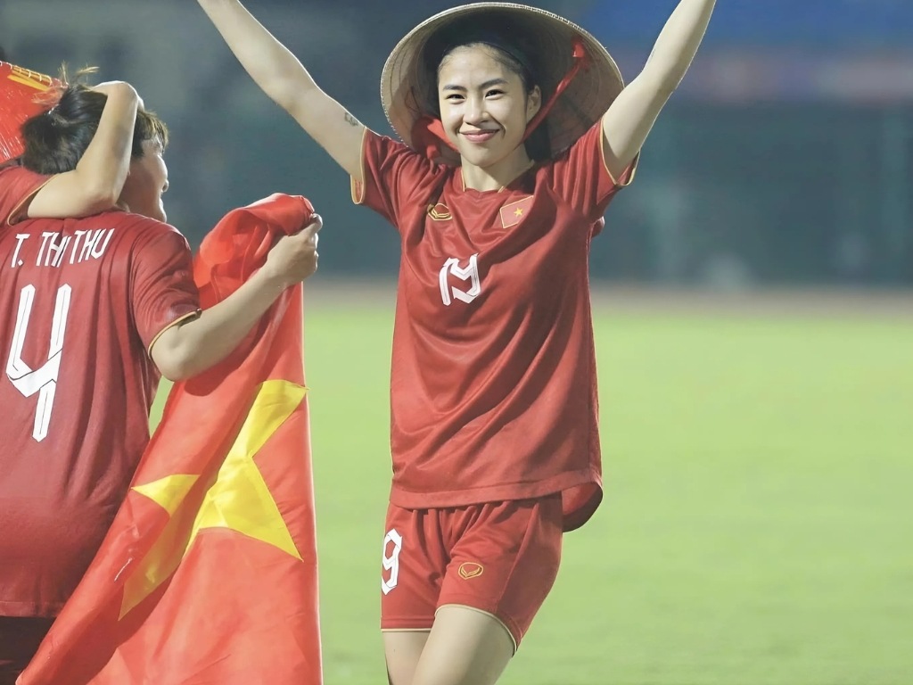 Quần đùi đá banh nữ ngắn hơn so với nam để đảm bảo sự thoải mái khi sút bóng