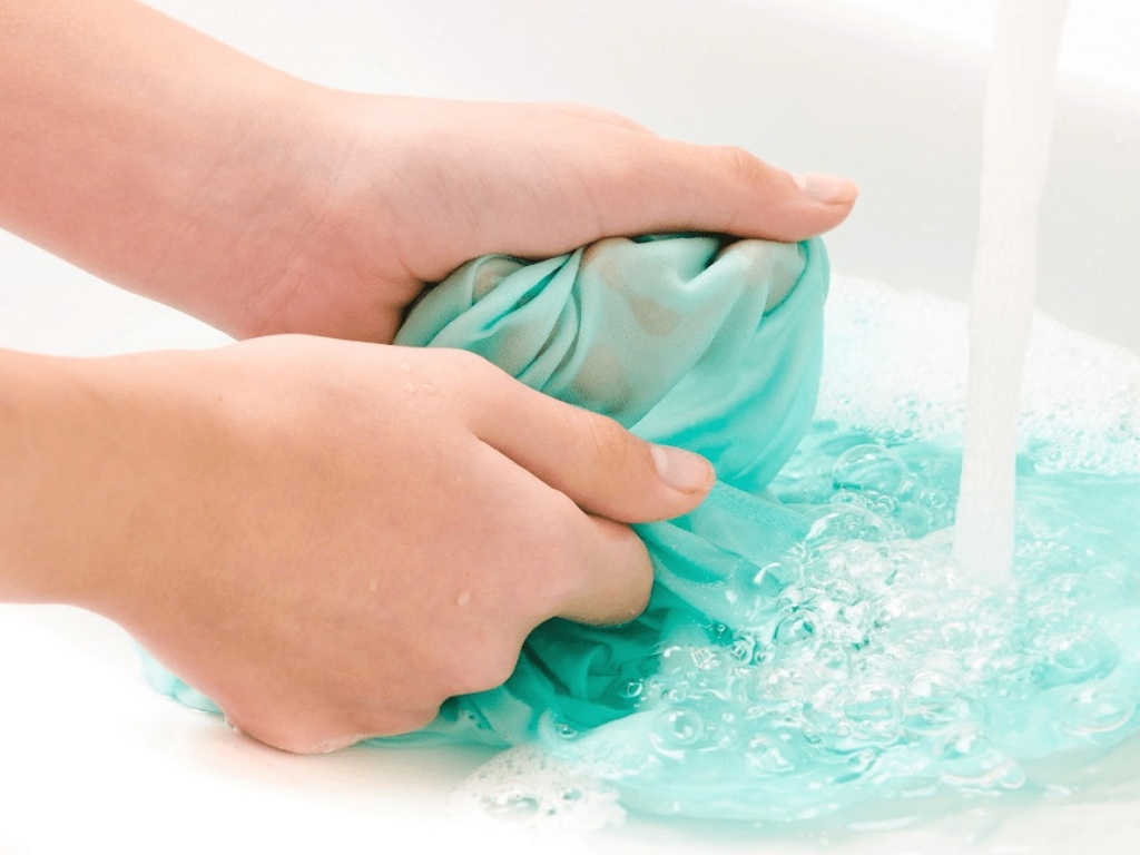 Bạn nên giặt đồ đá bóng nữ bằng tay để tránh tình trạng form áo bị bai dão