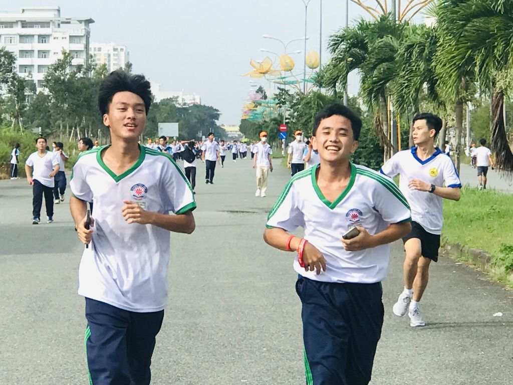 Áo chạy bộ là một trong những món đồ chạy bộ cơ bản nhất