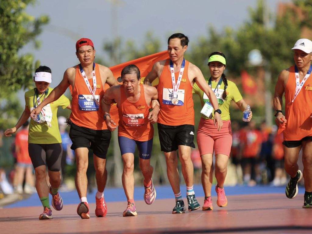 Quần chạy bộ nữ thường có thiết kế đặc thù, ôm sát