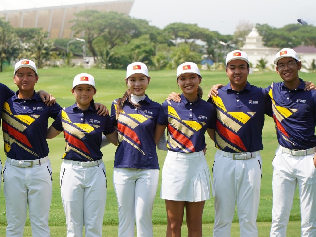 Áo polo thể thao form slim fit giúp tôn lên vóc dáng người mặc