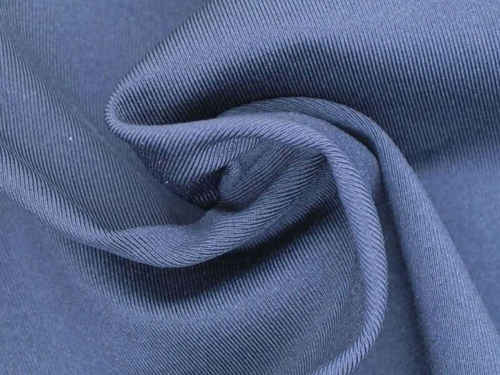 Bạn hãy tìm những chiếc áo thun chạy bộ có thành phần chính là polyester