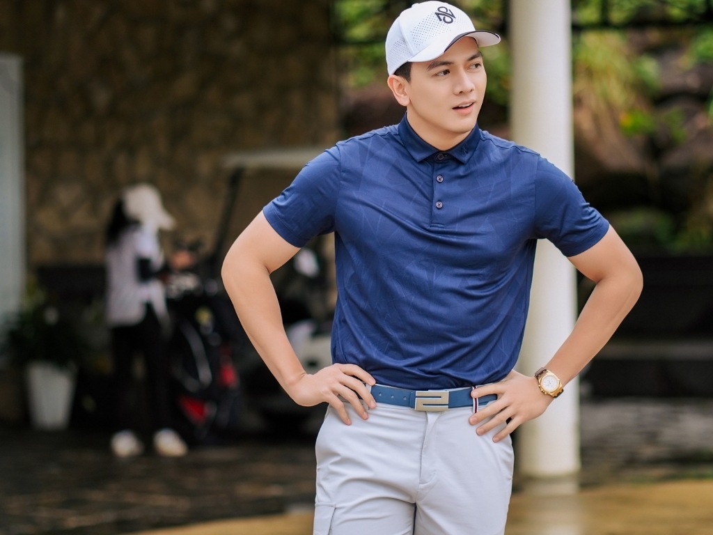 Bạn có thể mặc áo polo thể thao nam cho những buổi đi chơi, dạo phố