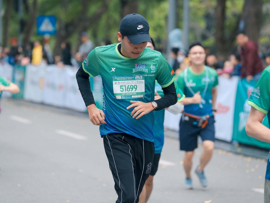 Áo thun thể thao nam chất liệu siêu nhẹ sẽ lý tưởng cho việc chạy bộ