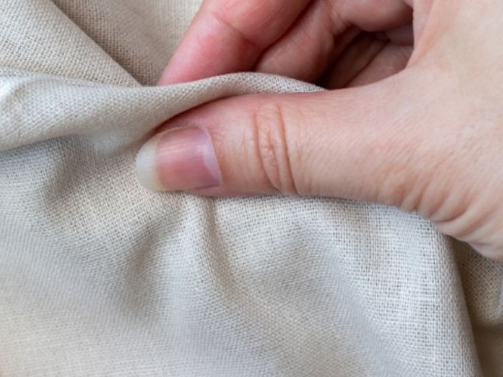 Bạn cần tranh mua đồ thể thao có chất vải khi sờ vào thấy thô ráp