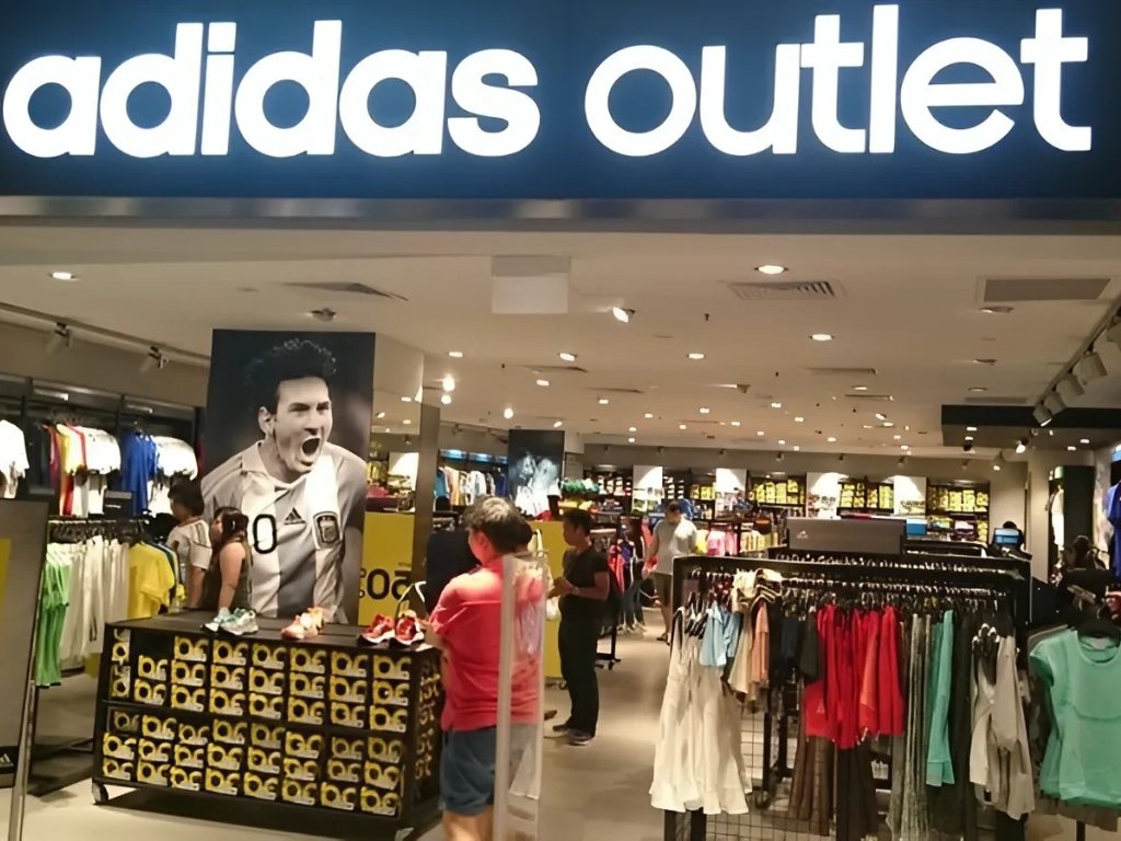Bạn có thể mua được đồ thể thao giá rẻ tại các cửa hàng outlet