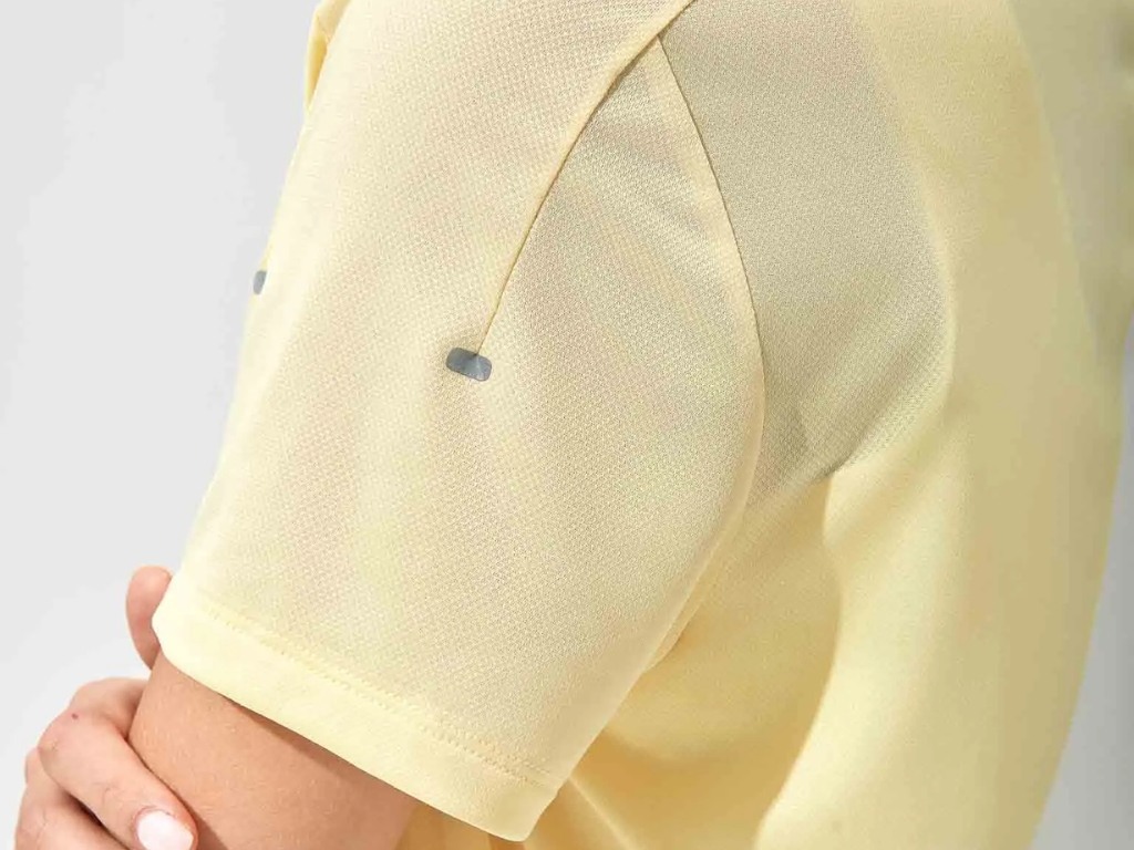 Bạn nên kiểm tra kĩ lưỡng đường may áo thể thao nữ
