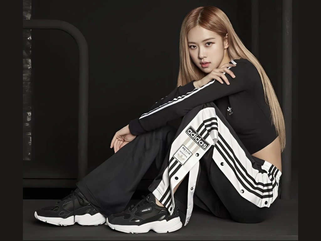 Rosé mang một đôi sneaker hợp mốt giúp nâng tầm cho đồ bộ thể thao