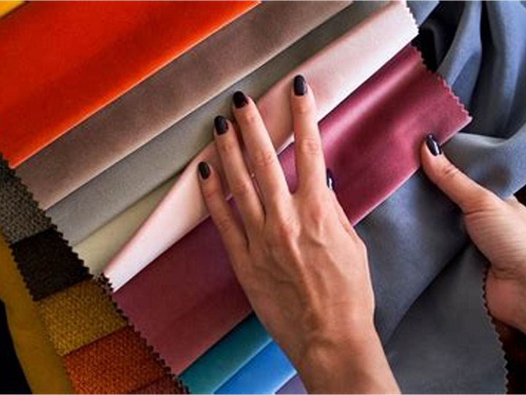 Áo gió chạy bộ thường được chế tạo từ các loại vải tổng hợp
