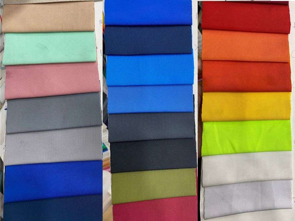 Một bộ đồ bộ thể thao nam dài tay chất lượng được may từ vải thun lạnh