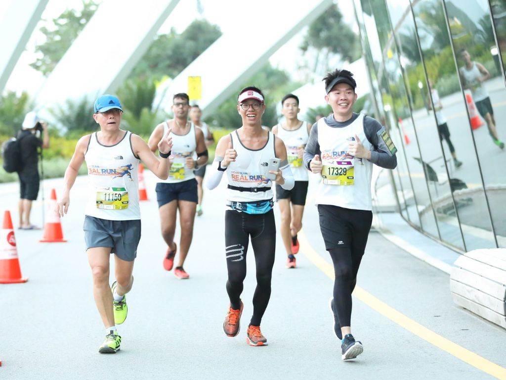 Quần bó cơ chạy bộ nam với thiết kế ôm sát