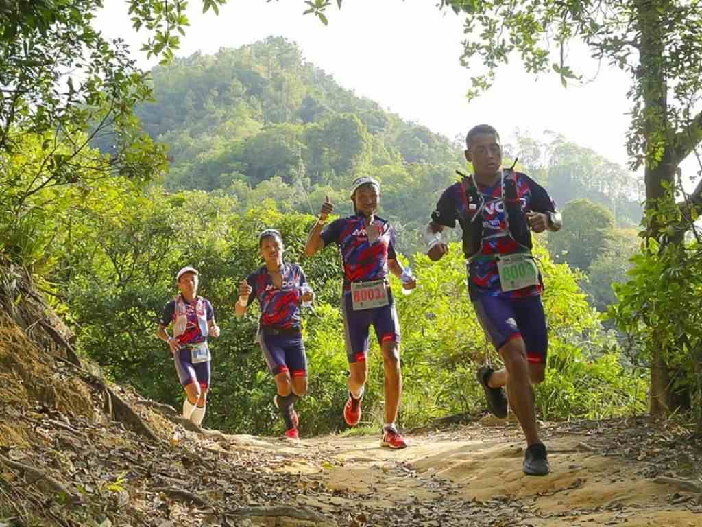 Một chiếc quần chạy bộ 2 lớp bao gồm lớp lót bó sát bên trong