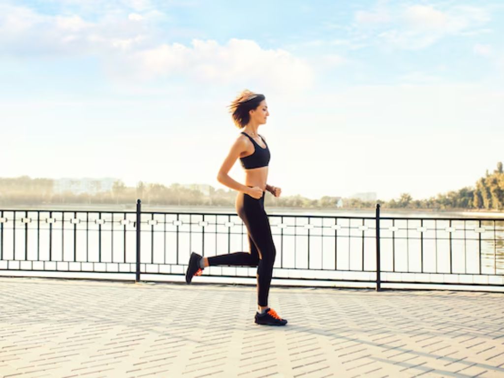 Một bộ quần áo chạy bộ nữ đẹp, hài hòa giúp bạn cảm thấy tự tin
