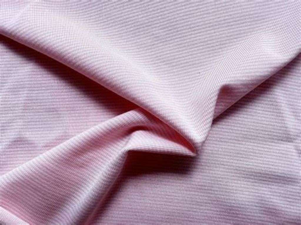 Polyester nổi bật với độ bền cao, trọng lượng nhẹ