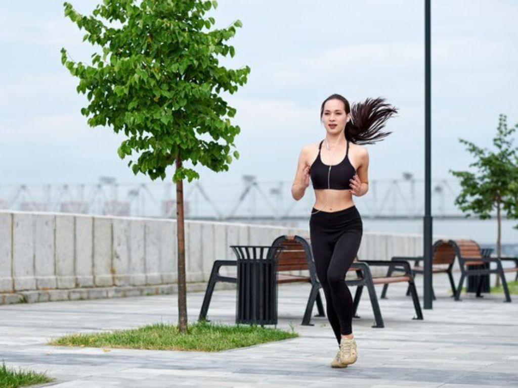 Nhiều loại đồ chạy bộ nữ tích hợp khả năng chống tia UV