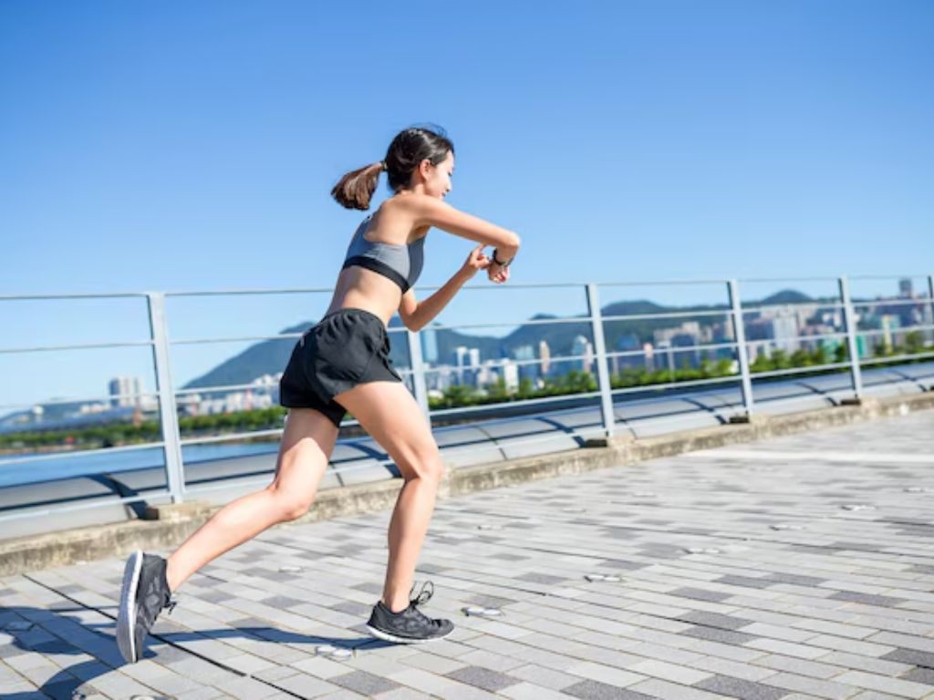 Áo tank top là lựa chọn hàng đầu cho bộ quần áo chạy bộ nữ mùa hè