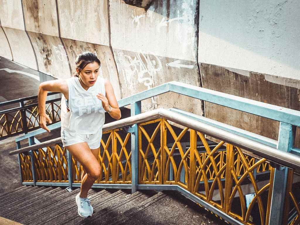 Áo bra thể thao là một item không thể thiếu cho nữ