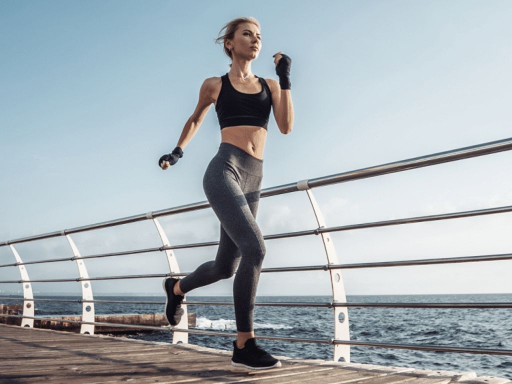 Bộ đồ chạy bộ nữ thường được thiết kế với sự đồng bộ