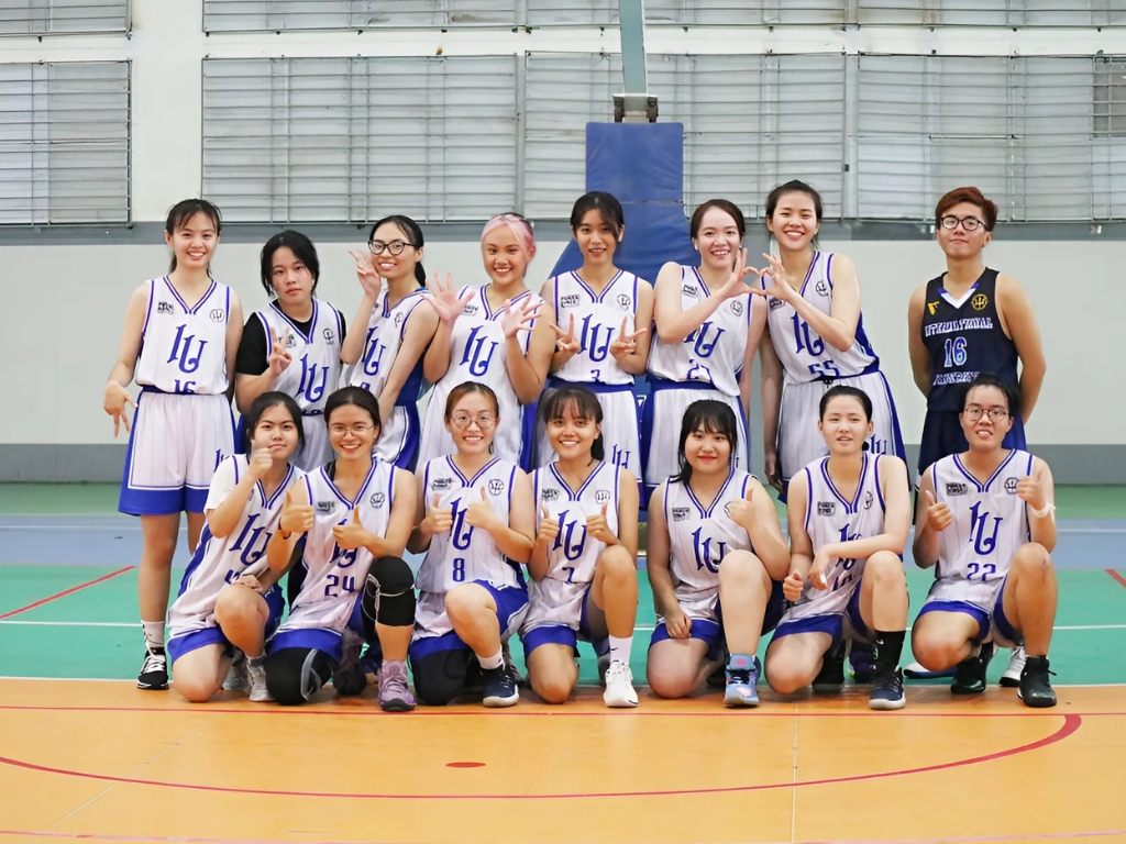 Tên đội được cách điệu giúp tạo điểm nhấn cho áo bóng rổ trường HCMIU