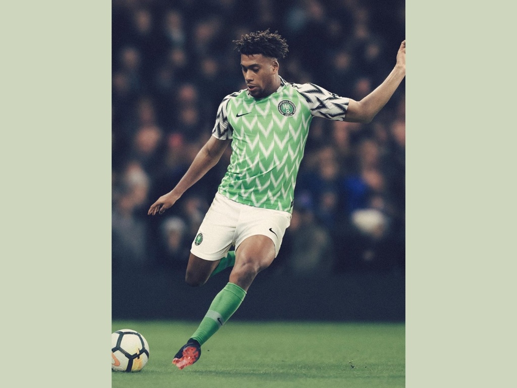 Áo đấu Nigeria sân khách World Cup 2018 với họa tiết lông vũ cách điệu đầy cá tính