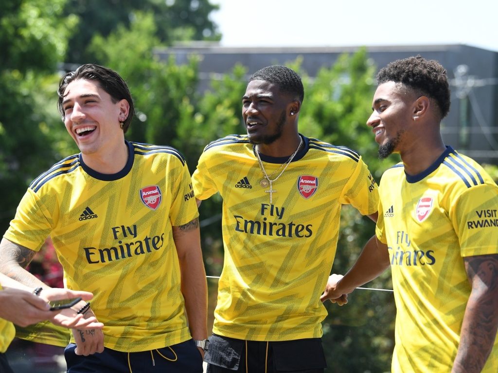 Áo đấu sân khách Arsenal 19/20 là mẫu quần áo đá bóng đẹp nhất 2019