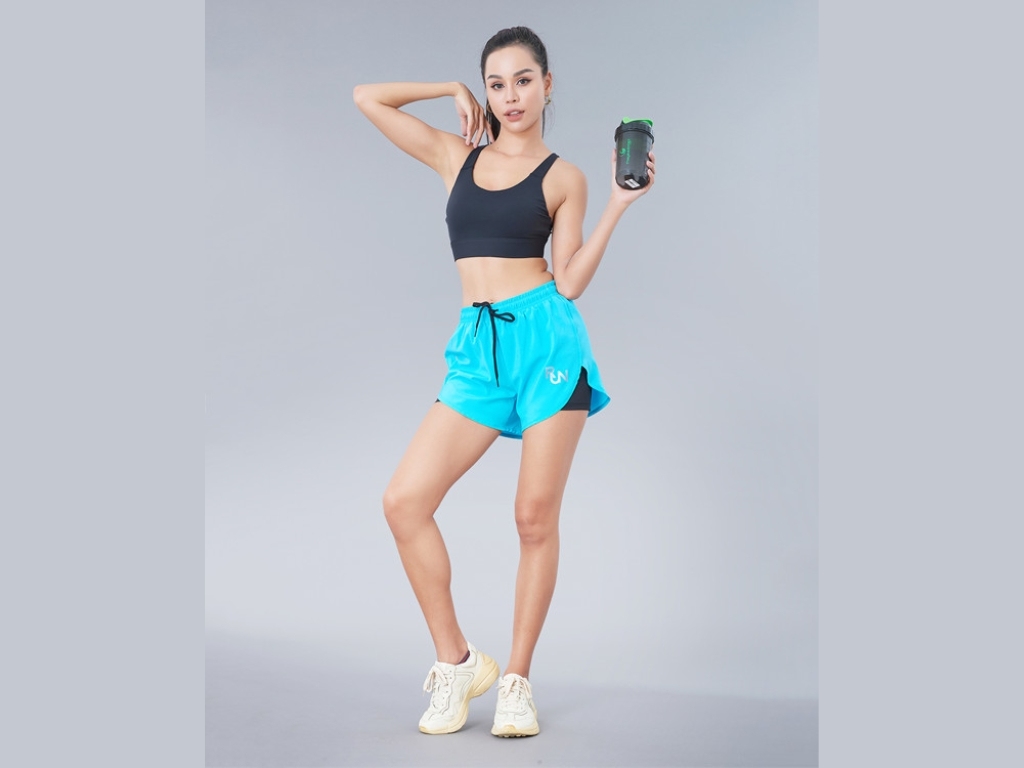 Quần đùi thể thao nữ giúp tôn lên đôi chân thon dài, săn chắc một cách khéo léo