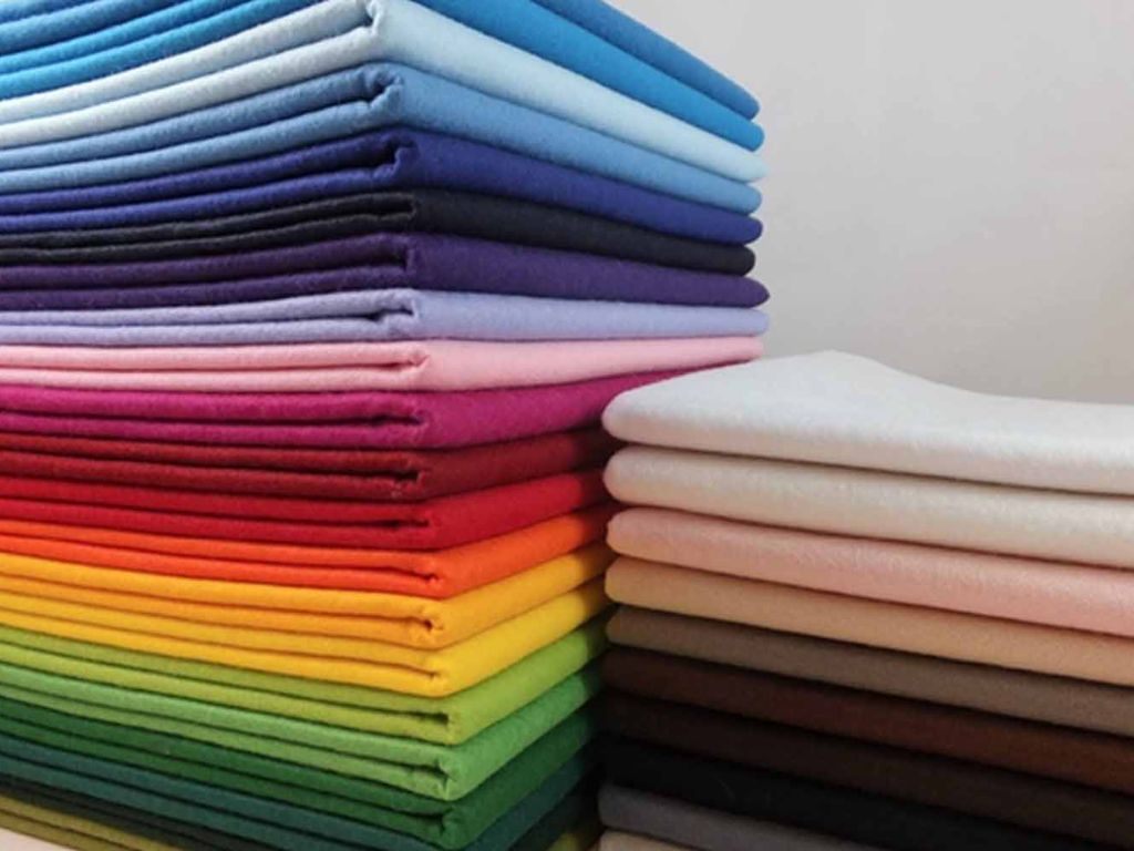 Chất liệu co giãn tốt, khả năng thấm hút mồ hôi giúp bạn thoải mái