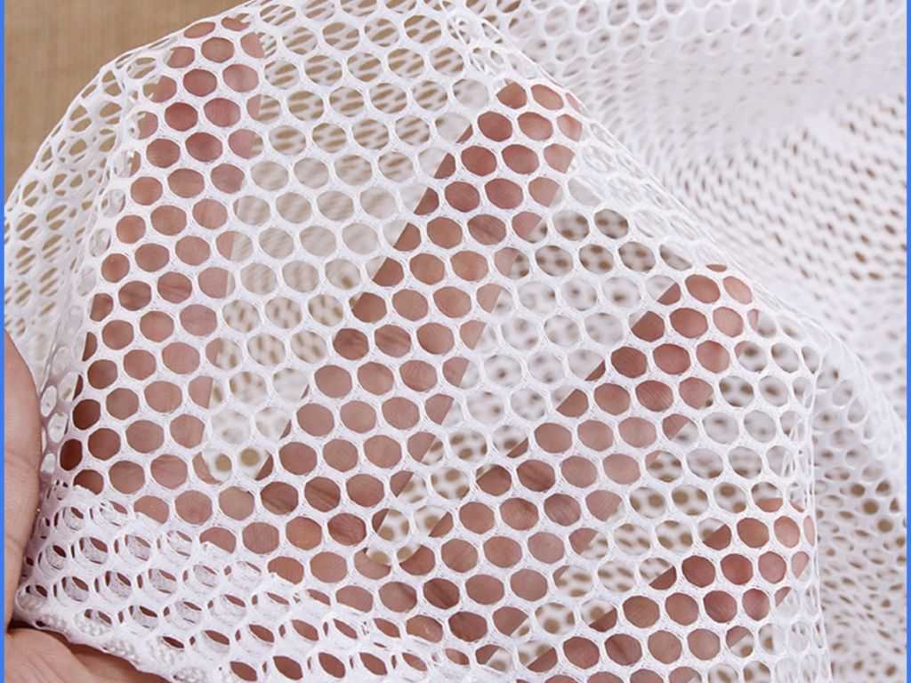 Quần short chạy bộ chuyên dụng thường dùng vải lưới